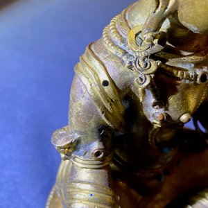 Een Sino-Tibetaanse met koraal en turkoois ingelegde verguld bronzen figuur van Tara, 18e eeuw — foto 22