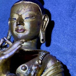 Een Sino-Tibetaanse met koraal en turkoois ingelegde verguld bronzen figuur van Tara, 18e eeuw — foto 23