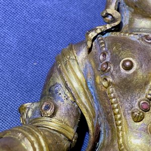 Een Sino-Tibetaanse met koraal en turkoois ingelegde verguld bronzen figuur van Tara, 18e eeuw — foto 25
