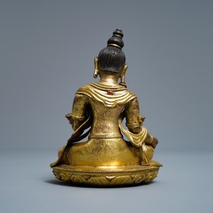 Een Sino-Tibetaanse met koraal en turkoois ingelegde verguld bronzen figuur van Tara, 18e eeuw — foto 4