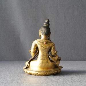 Een Sino-Tibetaanse met koraal en turkoois ingelegde verguld bronzen figuur van Tara, 18e eeuw — foto 9