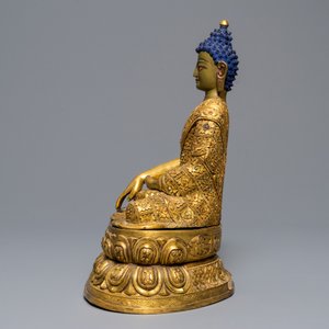 Een Sino-Tibetaanse met koraal en turkoois ingelegde verguld bronzen figuur van Boeddha, 19/20e eeuw — foto 2