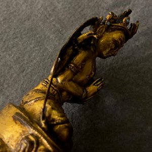 Een Sino-Tibetaanse verguld bronzen en ingelegde figuur van Boeddha, Ming — foto 15