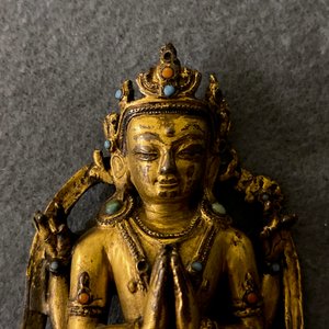 Een Sino-Tibetaanse verguld bronzen en ingelegde figuur van Boeddha, Ming — foto 16