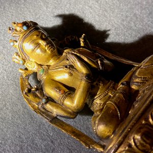 Een Sino-Tibetaanse verguld bronzen en ingelegde figuur van Boeddha, Ming — foto 21