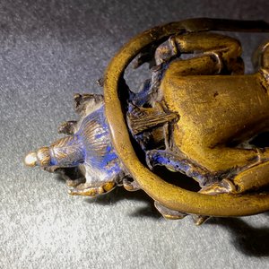Een Sino-Tibetaanse verguld bronzen en ingelegde figuur van Boeddha, Ming — foto 31