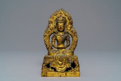 Een Sino-Tibetaanse verguld bronzen figuur van Amitayus, gedat. 1770, Qianlong
