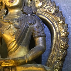 Een Sino-Tibetaanse verguld bronzen figuur van Amitayus, gedat. 1770, Qianlong — foto 10