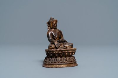 Een Sino-Tibetaanse verguld bronzen figuur van Boeddha, 16/17e eeuw