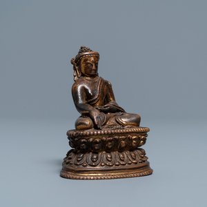Een Sino-Tibetaanse verguld bronzen figuur van Boeddha, 16/17e eeuw — foto 1
