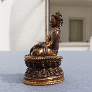Een Sino-Tibetaanse verguld bronzen figuur van Boeddha, 16/17e eeuw — foto 11