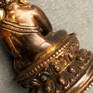 Een Sino-Tibetaanse verguld bronzen figuur van Boeddha, 16/17e eeuw — foto 15