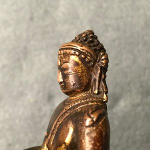 Een Sino-Tibetaanse verguld bronzen figuur van Boeddha, 16/17e eeuw — foto 18