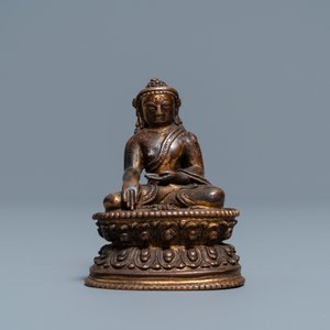 Een Sino-Tibetaanse verguld bronzen figuur van Boeddha, 16/17e eeuw — foto 2