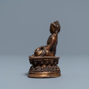Een Sino-Tibetaanse verguld bronzen figuur van Boeddha, 16/17e eeuw — foto 5