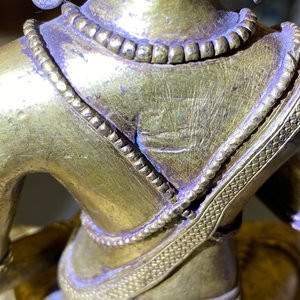 Een Sino-Tibetaanse verguld bronzen figuur van Boeddha, 17/18e eeuw — foto 23