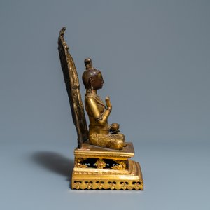 Een Sino-Tibetaanse verguld bronzen figuur van Boeddha, 17/18e eeuw — foto 4