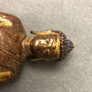 Een Sino-Tibetaanse verguld bronzen figuur van Boeddha, 17/18e eeuw — foto 14