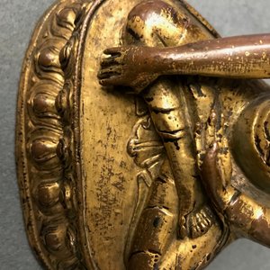 Een Sino-Tibetaanse verguld bronzen figuur van Boeddha, 17/18e eeuw — foto 16