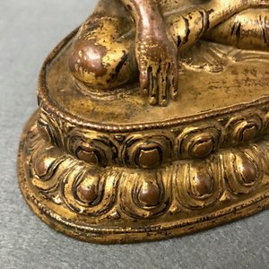 Een Sino-Tibetaanse verguld bronzen figuur van Boeddha, 17/18e eeuw — foto 17