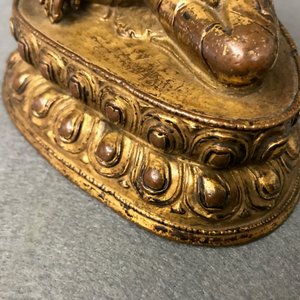 Een Sino-Tibetaanse verguld bronzen figuur van Boeddha, 17/18e eeuw — foto 18