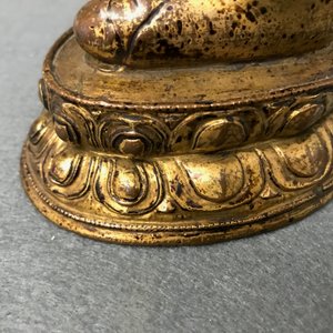 Een Sino-Tibetaanse verguld bronzen figuur van Boeddha, 17/18e eeuw — foto 19