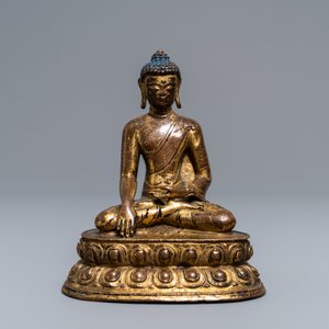 Een Sino-Tibetaanse verguld bronzen figuur van Boeddha, 17/18e eeuw — foto 2