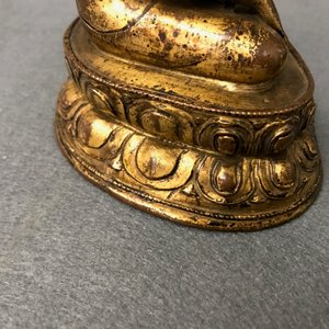 Een Sino-Tibetaanse verguld bronzen figuur van Boeddha, 17/18e eeuw — foto 21