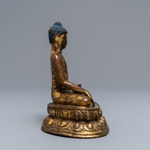 Een Sino-Tibetaanse verguld bronzen figuur van Boeddha, 17/18e eeuw — foto 3