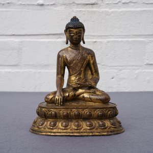 Een Sino-Tibetaanse verguld bronzen figuur van Boeddha, 17/18e eeuw — foto 8