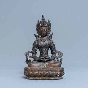 Een Sino-Tibetaanse verguld bronzen figuur van Boeddha, 19e eeuw — foto 1