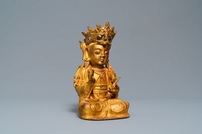 Een Sino-Tibetaanse verguld bronzen figuur van Boeddha, Ming