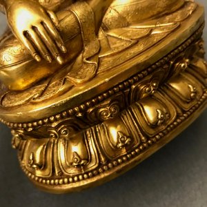Een Sino-Tibetaanse verguld bronzen figuur van Boeddha Shakyamuni, 17/18e eeuw — foto 13