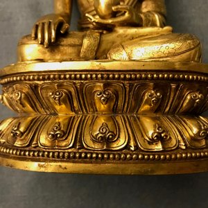 Een Sino-Tibetaanse verguld bronzen figuur van Boeddha Shakyamuni, 17/18e eeuw — foto 14