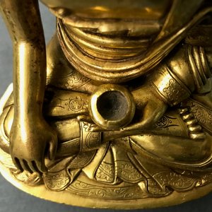 Een Sino-Tibetaanse verguld bronzen figuur van Boeddha Shakyamuni, 17/18e eeuw — foto 17