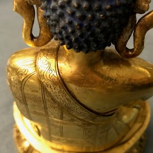 Een Sino-Tibetaanse verguld bronzen figuur van Boeddha Shakyamuni, 17/18e eeuw — foto 19