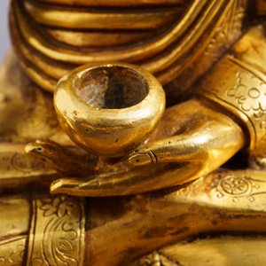 Een Sino-Tibetaanse verguld bronzen figuur van Boeddha Shakyamuni, 17/18e eeuw — foto 31