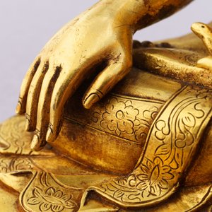 Een Sino-Tibetaanse verguld bronzen figuur van Boeddha Shakyamuni, 17/18e eeuw — foto 32