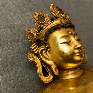 Een Sino-Tibetaanse verguld bronzen figuur van Boeddha Shakyamuni, 17/18e eeuw — foto 9