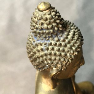 Een Sino-Tibetaanse verguld bronzen figuur van Boeddha Shakyamuni, 17/18e eeuw — foto 6