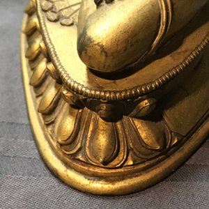 Een Sino-Tibetaanse verguld bronzen figuur van Boeddha Shakyamuni, 17/18e eeuw — foto 10