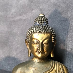 Een Sino-Tibetaanse verguld bronzen figuur van Boeddha Shakyamuni, 17/18e eeuw — foto 5