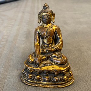 Een Sino-Tibetaanse verguld bronzen figuur van Boeddha Shakyamuni, Ming — foto 13