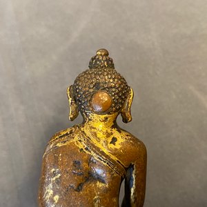 Een Sino-Tibetaanse verguld bronzen figuur van Boeddha Shakyamuni, Ming — foto 24