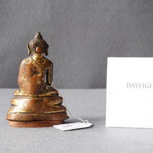 Een Sino-Tibetaanse verguld bronzen figuur van Boeddha Shakyamuni, Ming — foto 9