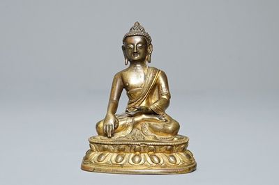 Een Sino-Tibetaanse verguld bronzen figuur van Buddha Shakyamuni, 18e eeuw