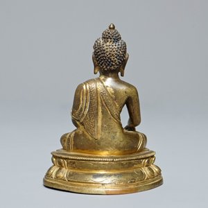 Een Sino-Tibetaanse verguld bronzen figuur van Buddha Shakyamuni, 18e eeuw — foto 3