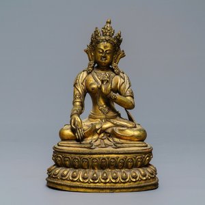 Een Sino-Tibetaanse verguld bronzen figuur van een Witte Tara, Ming — foto 1