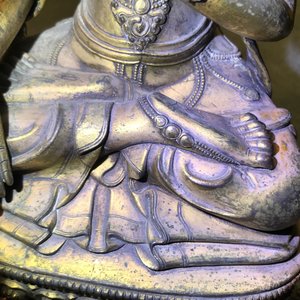 Een Sino-Tibetaanse verguld bronzen figuur van een Witte Tara, Ming — foto 12