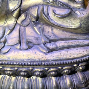 Een Sino-Tibetaanse verguld bronzen figuur van een Witte Tara, Ming — foto 15